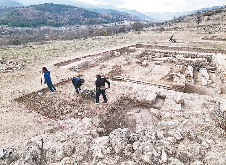 考古人員在遺址挖掘出鐵面罩。