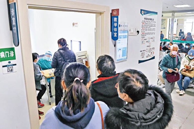 大批民眾自發到醫院檢測。（中新社圖片）