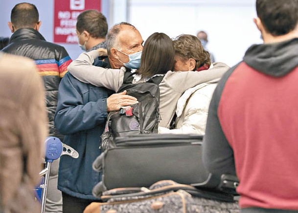 美國本月初曾放寬入境限制措施，親友在三藩市國際機場見面相擁。（中新社圖片）