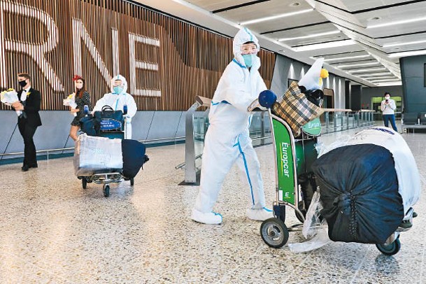 澳洲：有抵埗旅客穿上全套保護衣。