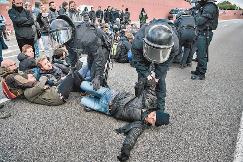 《公民安全法》被指賦予警員過大權力。圖為當局過往拘捕示威者。