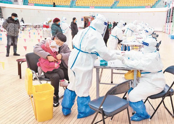 滿洲里市進行大規模核酸檢測。