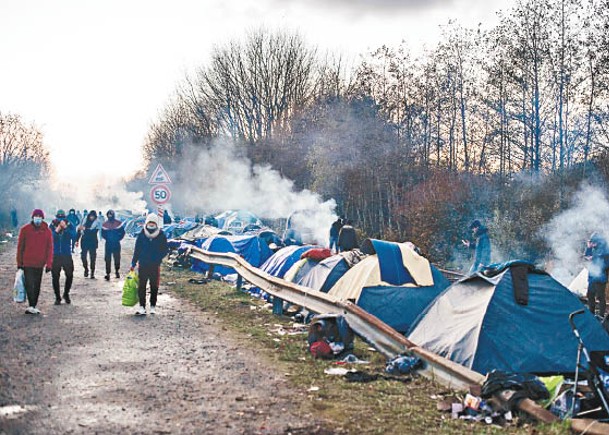 難民在法國加來搭起帳篷。