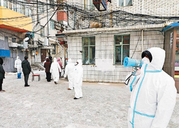 滿洲里市近日疫情嚴重，防疫人員呼籲市民接受全民核酸檢測。（中新社圖片）