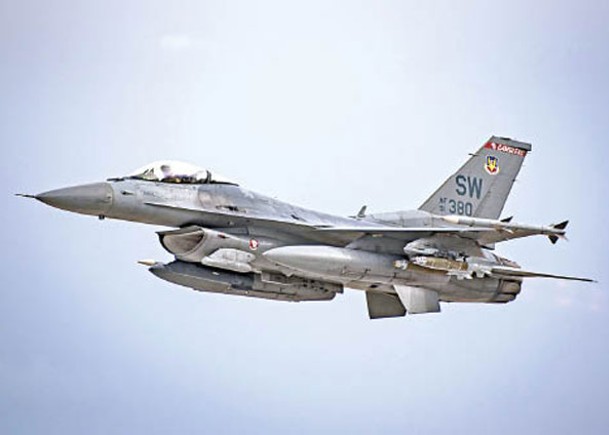 美國駐日空軍F16戰機拋棄副油箱，險擊中民居。（Getty Images圖片）