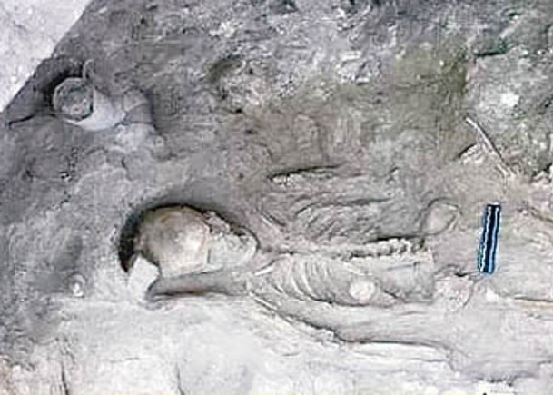 考古人員發現骸骨。