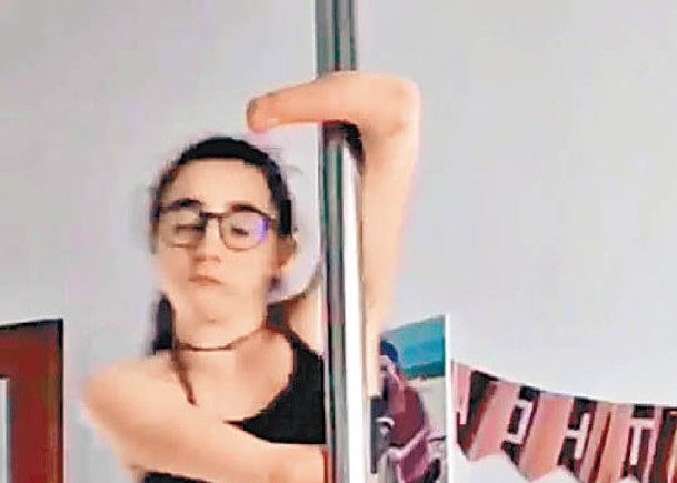 意國殘疾女  鋼管舞賽奪冠