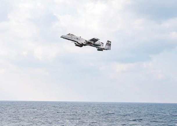 美國A10攻擊機在東海演練水面打擊。