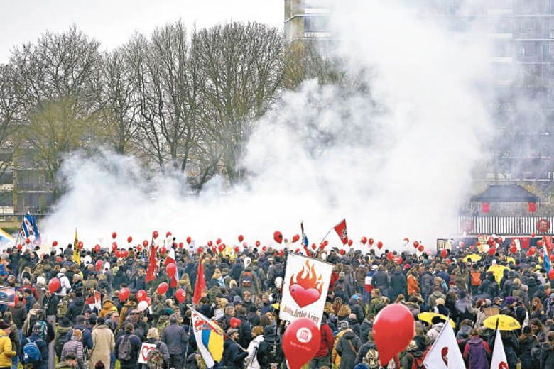 荷蘭：示威現場煙霧瀰漫。