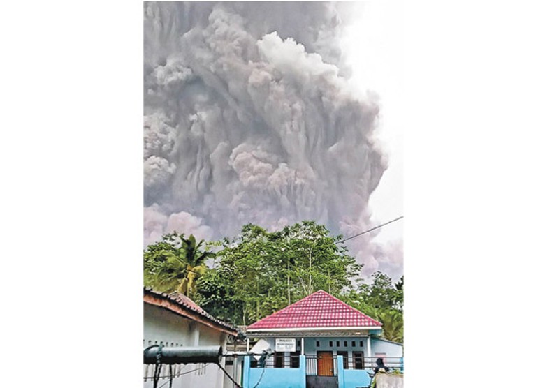 大量火山灰直沖上高空。