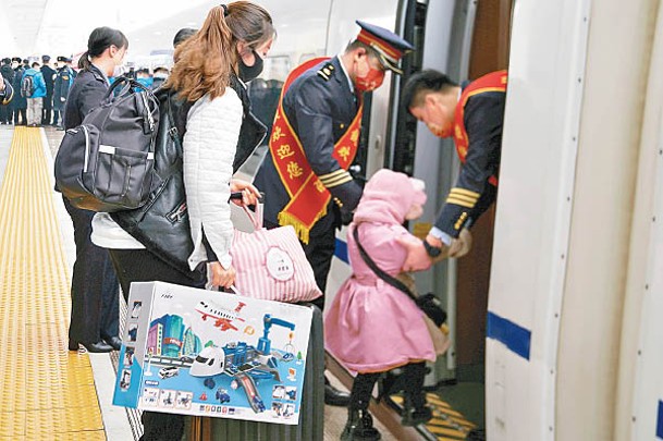旅客在牡丹江站乘坐牡佳高鐵。（中新社圖片）