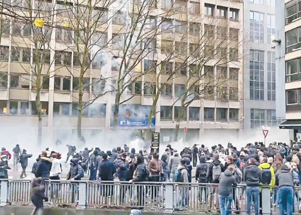 比利時暴力抗爭反防疫  警施催淚彈