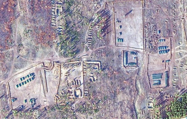 衞星圖片顯示，俄軍士兵及裝備集結在波戈諾沃訓練場。
