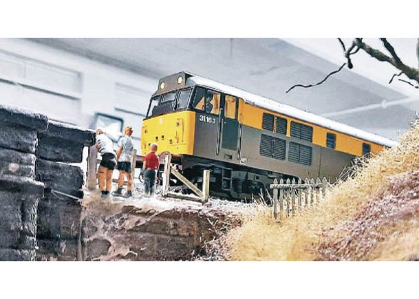 模型出現喬治（左）看火車的模型公仔。