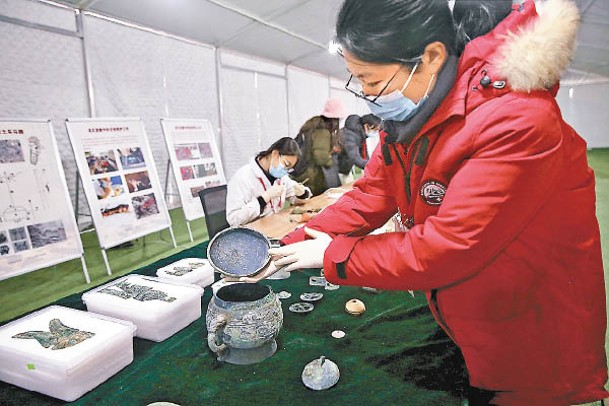 文物局展示琉璃河遺址出土文物。