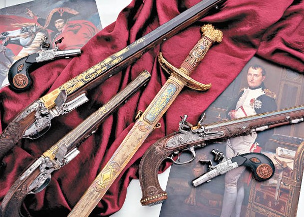 拿破崙的禮服劍和槍枝易手。