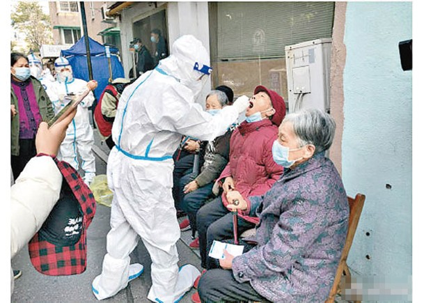 內地防疫人員為民眾進行檢測。