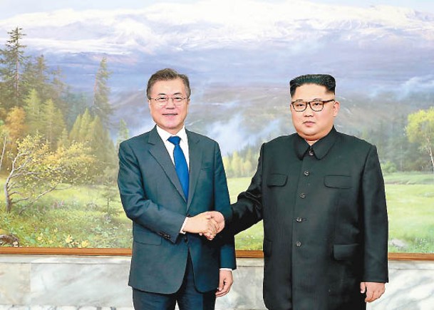 南韓總統文在寅（左）曾與北韓領袖金正恩（右）會面。