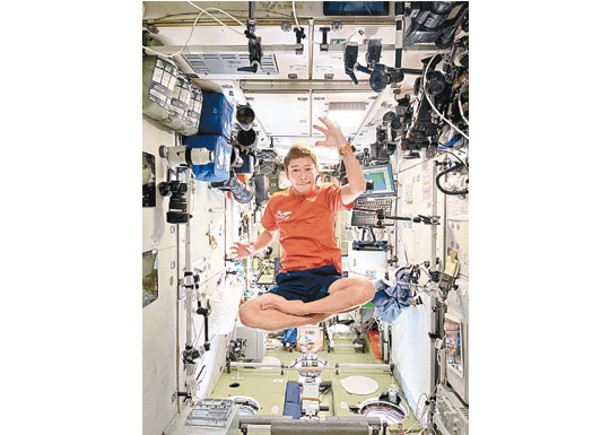 前澤上傳自己在太空站的相片。