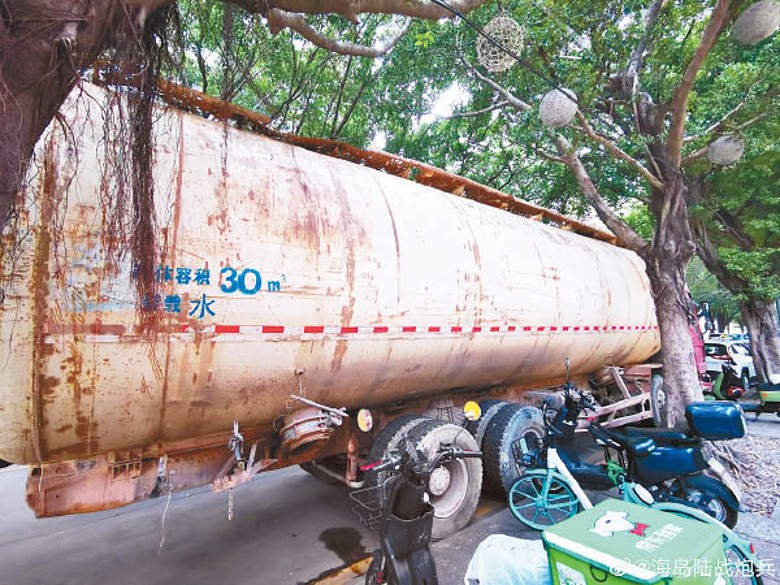 深圳市有可能出現缺水。圖為當地停用的灑水車。