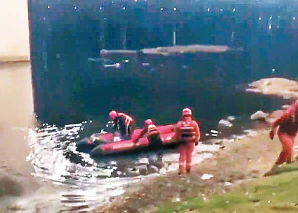 救援人員在浮冰下發現陽陽的遺體。
