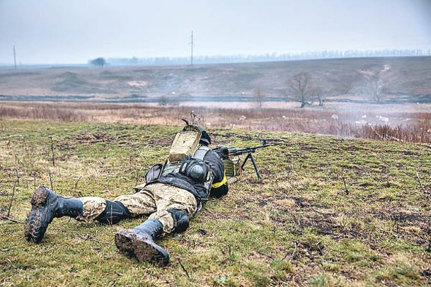 烏克蘭士兵早前在馬里烏波爾附近演習。（Getty Images圖片）