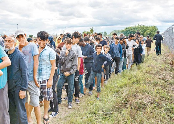 匈牙利早前把離民驅逐至接壤塞爾維亞邊境。（Getty Images圖片）