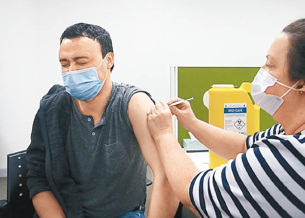 澳洲民眾在新南威爾士省悉尼接種新冠疫苗。（Getty Images圖片）