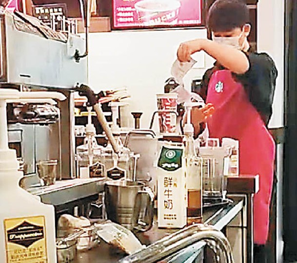 新茶溝舊茶 星巴克門店被揭發使用過期食材製作飲品。