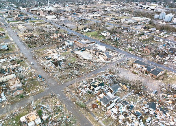 整個社區被龍捲風摧毀。
