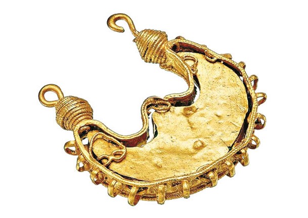 耳環由黃金製成。