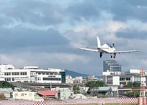 拉瑟福德飛抵台北松山機場。