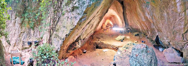 考古人員在洞穴發現中石器時代嬰兒墳墓。