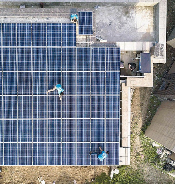企業為搶佔屋頂，以種種名義利誘農民裝設太陽能板。