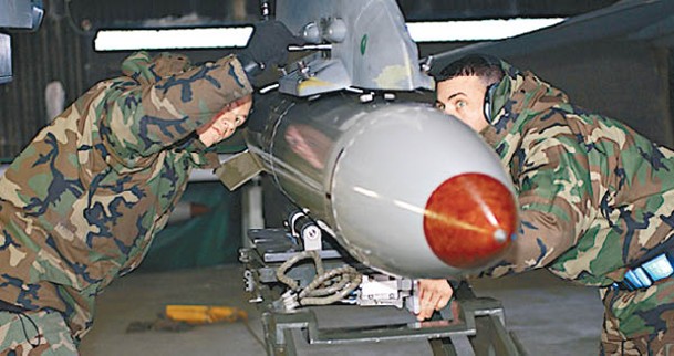 駐意大利的美國空軍人員為戰機掛載訓練用的B61型核彈。