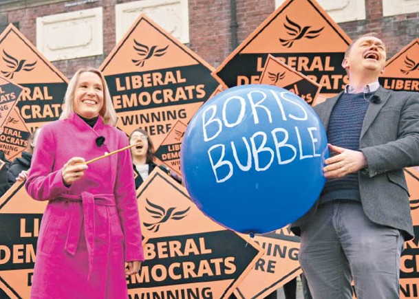 自由民主黨女候選人摩根（左）爆冷在保守黨票倉勝出。