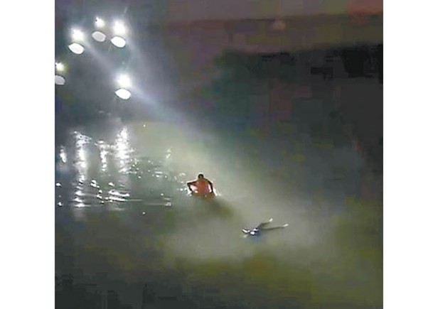 網傳影片顯示疑似一具屍體在河中漂浮。