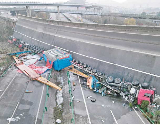 大截橋面連同貨車跌落地面。（中新社圖片）