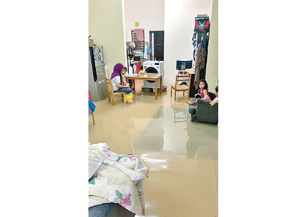 暴雨導致居民家中水浸。