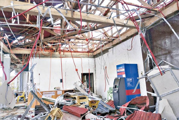 菲律賓有災區建築物被強風吹爛。