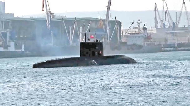 堪察加彼得羅巴甫洛夫斯克號潛艇停泊在港口。