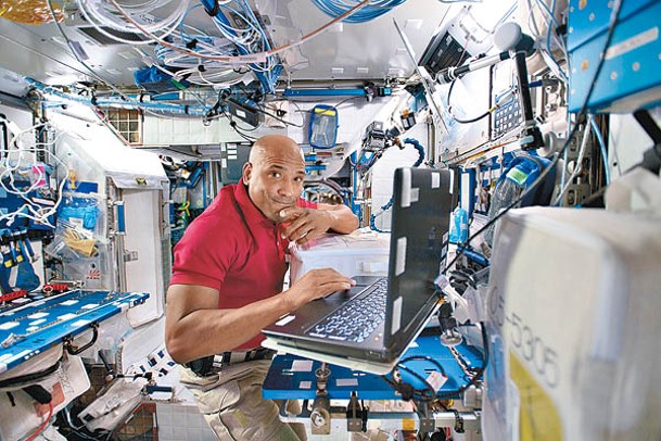 太空人會利用科研物資進行單株抗體晶體實驗。