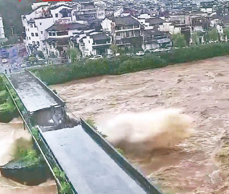 去年7月：屯溪鎮海橋去年被洪水沖毀。