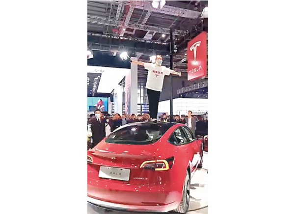 車頂維權  苦主促Tesla道歉賠款