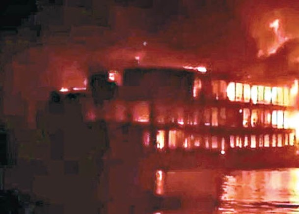 客船發生大火。