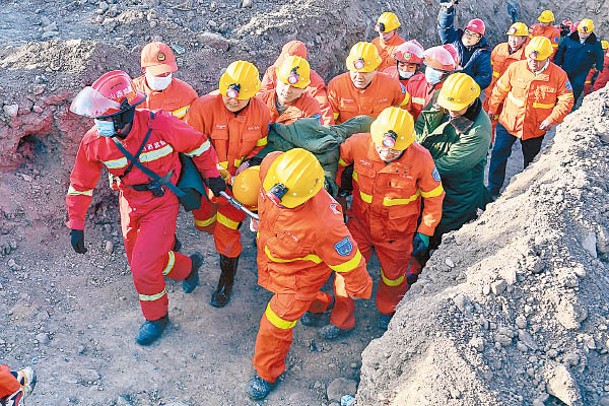救援人員將傷者抬離煤礦。