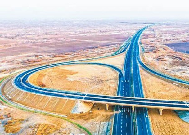 接連北部與首府  新疆沙漠高速公路通車