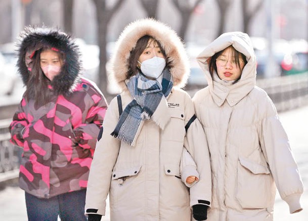 遼寧：少女們冒着寒風外出。