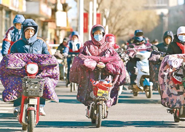 內蒙古：駕駛人士均披上厚衣。