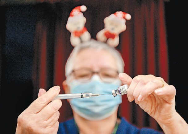 英國疫情升溫，約翰遜再次呼籲民眾接種疫苗。（Getty Images圖片）